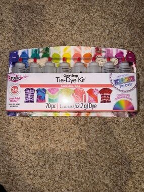 NEW Tulip 70 Pc. One-Step Tie-Dye Kit Kaleidoscope ~ 12 Colors Tie Dye Set